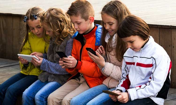 children-with-phones