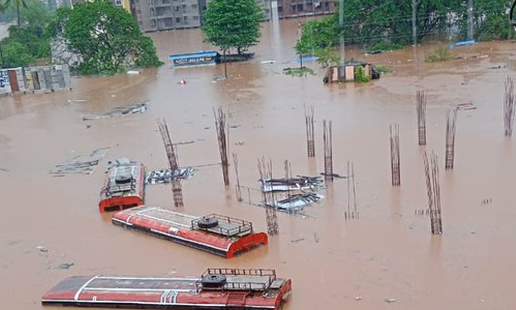 Maharashtra Rains : Many places flooded, houses submerged, 6000 passengers stranded