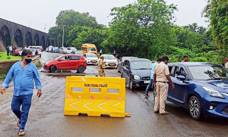 Pune Lockdown Violation | Over 800 tourists gather at Lonavala, Mulshi, Khadakwasla-Sinhagad Fort Area, Fined