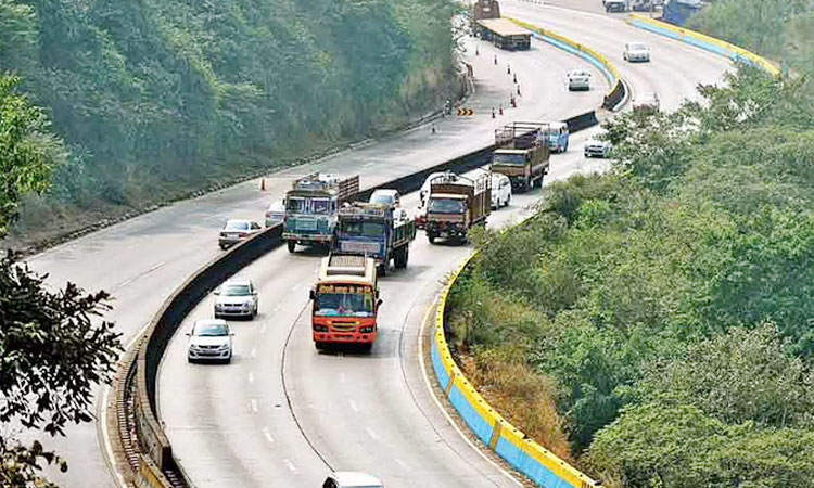 Mumbai-Pune Expressway | Rise in traffic rules violations, Highway lane cutting by heavy vehicles increases