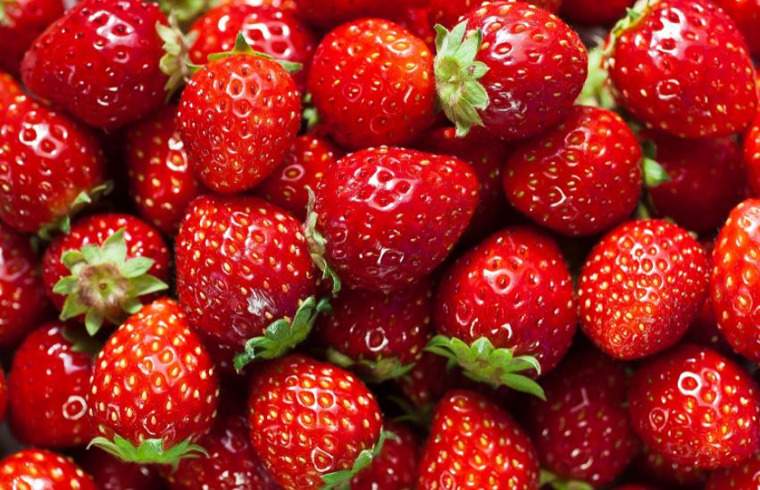 pune-satara-shortage-of-strawberries-during-christmas-season
