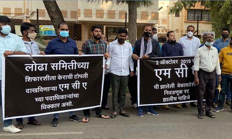 Pune | Protest held against outside Maharashtra Cricket Association’s president’s house for illegal election