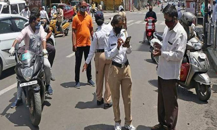 Woman traffic constable issues e-challan to a car driver, he threatens her