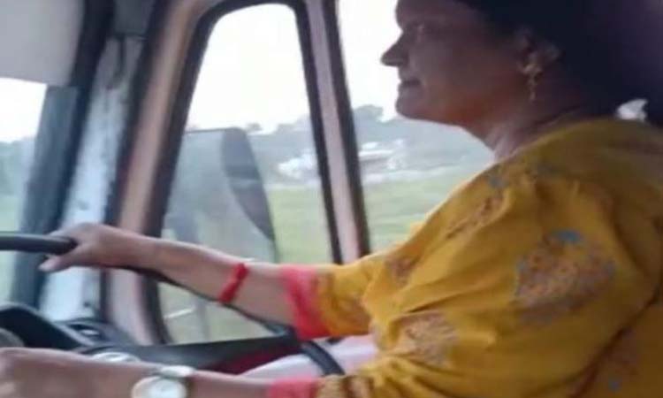 pune-brave-woman-drives-bus-as-its-driver-suffers-a-fit-takes-other-women-driver-safely-to-next-destination