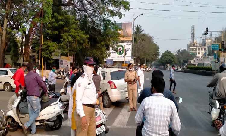 road-safety-violation-85000-two-wheeler-riders-fined-by-pimpri-chinchwad-traffic-police-for-driving-without-a-helmet