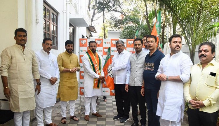 Pune Political News | Pune city Congress receives a big jolt, PMC group leader’s kin joins BJP ahead of civic polls