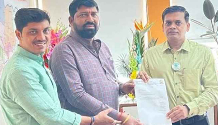 Corporator Ravi Landage-Corporator Sanjay Newale | Jolt for BJP in PCMC: BJP corporators Ravi Landge and Sanjay Newale resign