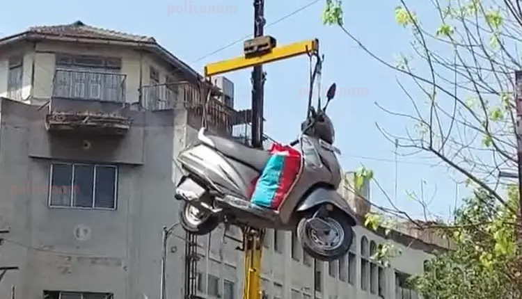 Pune traffic police lift scooter with shopping bag by using crane