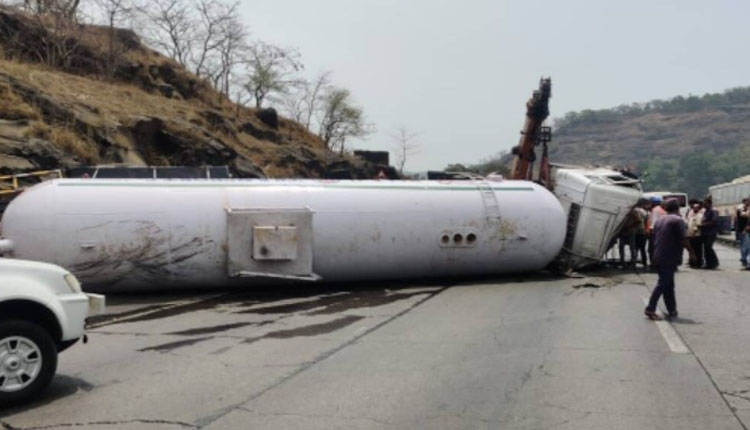 Mumbai Pune Expressway Accident : 3 killed as gas tanker overturns