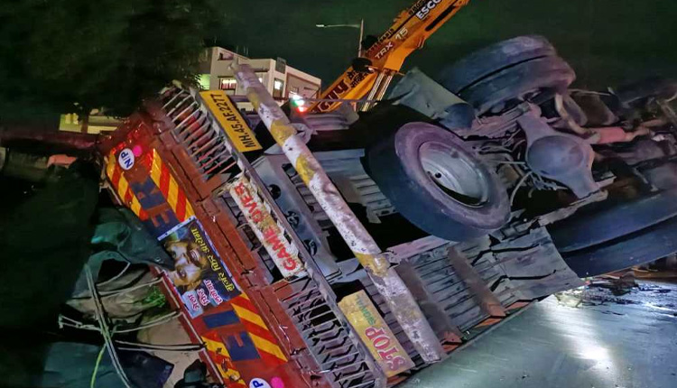 Pune-Bangalore Highway Accident | One dead, two critical, 30 hurt seriously in accident involving a tempo and trolley carrying 43 warkaris near Shirwal