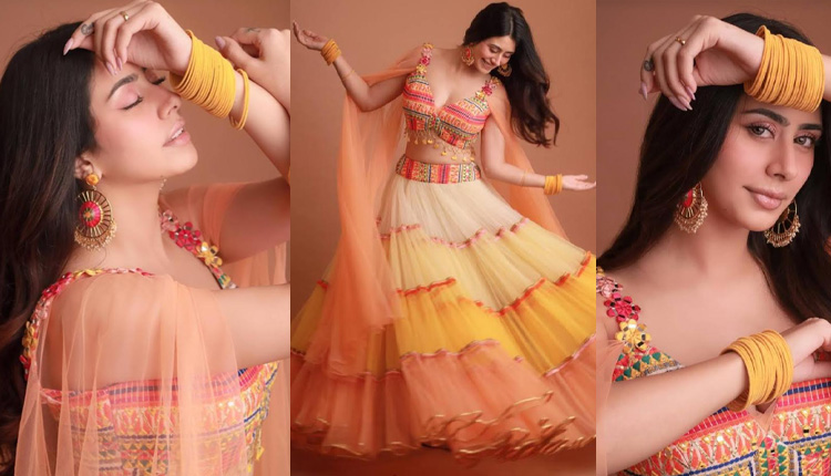 Warina Hussain Exudes Total 'Desi' Vibe In A Tulle Lehanga For Navratri. We Approve Her Look, Do you?