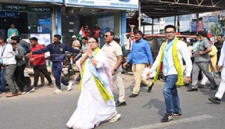 Mamata Banerjee | Mamata equates LF & BJP for violence and corruption in Tripura