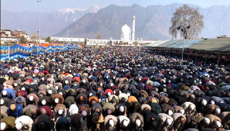 Mehraj-Ul-Alam | Devotees offer congregational Friday prayers at Hazratbal on Mehraj-Ul-Alam