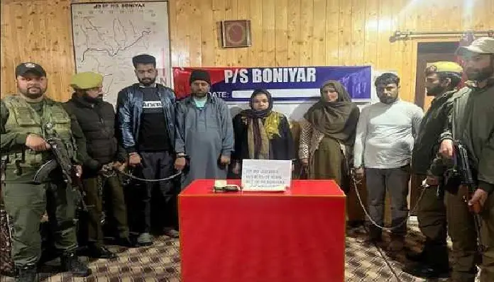Drug Peddlers In Jammu & Kashmir | Woman among four drug peddlers arrested with heroin in Baramulla