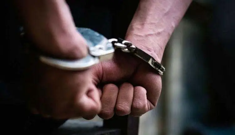 Pune Crime News | Accused flees with handcuffs after pushing policeman at Shirur police station