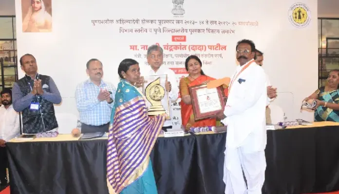 Punyashloka Ahilya Devi Holkar Award | Guardian Min Chandrakantada Patil Distributes Punyashlok Ahilya Devi Holkar Awards