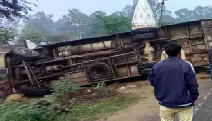Uttar Pradesh News | Two dozen pilgrims injured as bus overturns