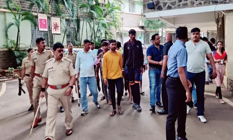 Pune Crime News | Deccan police arrest 9-member gang for planning to commit dacoity; Police seize sickle and knife (VIDEO)