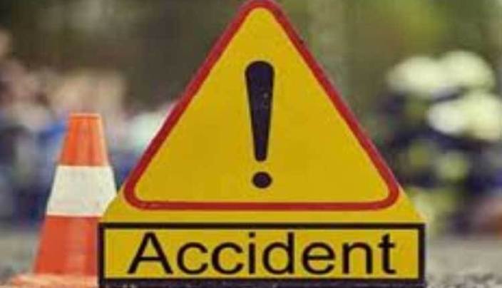 truck-car-accident-सोलापुर-में-कारंडेवाडtruck-car-accident-terrible-accident-near-karandewadi-phata-in-solapur-three-including-two-children-died