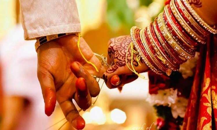 COVID19 Guidelines | The wedding ceremony was so crowded that the bride and groom had to pay a fine of Rs. 9 lakh 50 thousand.