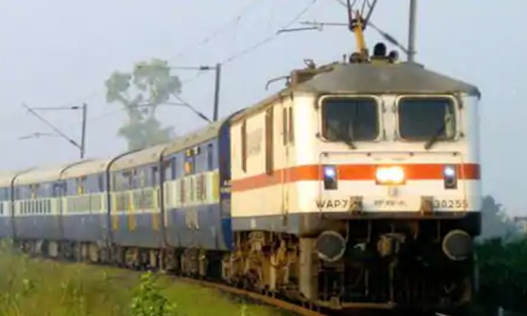 Pune | Pune-Santragachi train canceled due to block News in Hindi