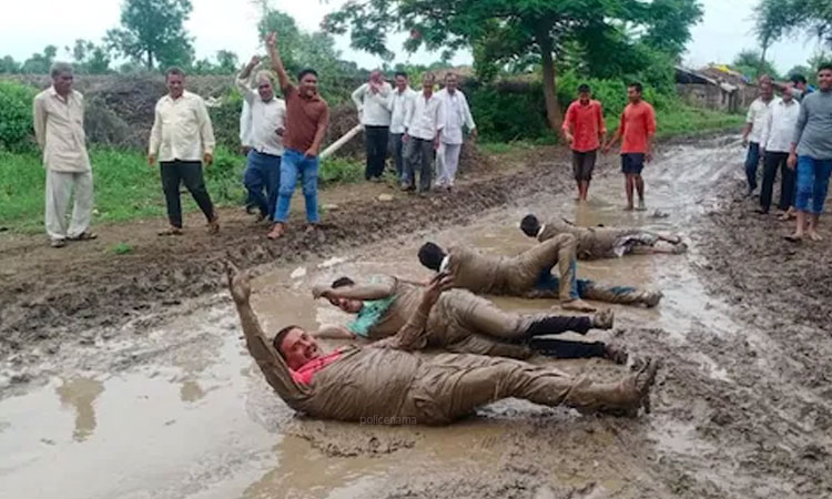 Amravati News | when will government listen villagers squatting in mud for road construction