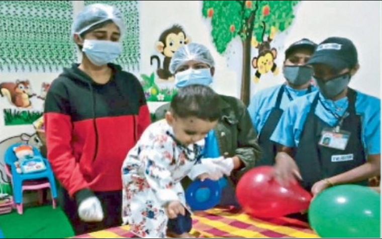 pune-humanity-the-doctor-and-nurse-celebrated-the-childs-first-birthday-at-the-covid-center