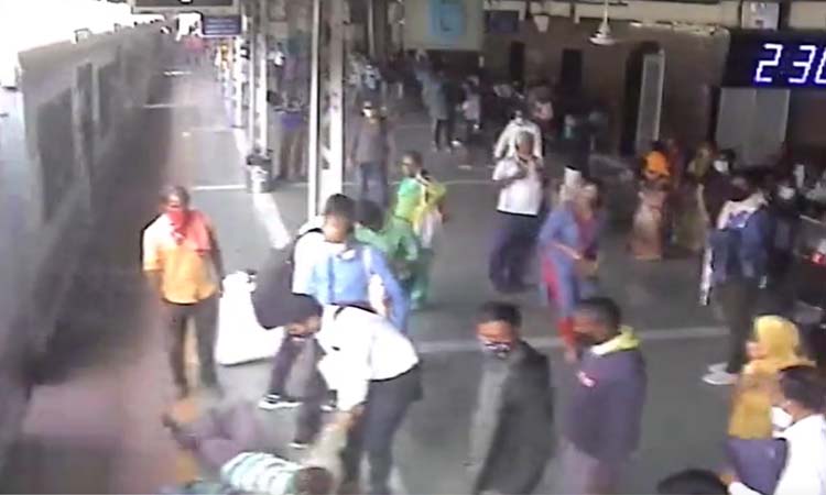 Mumbai | Impaired balance while boarding a local train ticket checker saved life imprisoned in incident CCTV News in Hindi