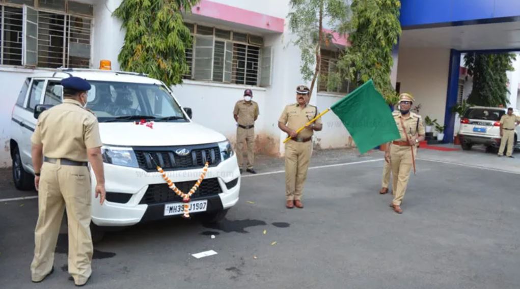 nandurbar-police-under-aaple-police-scheme-nandurbar-police-force-got-4-new-vehicles-ig-b-g-shekhar-patil-showed-the-green-flag/