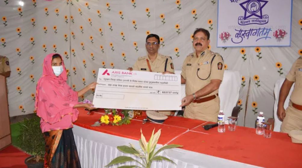 nandurbar-police-the-family-of-the-policeman-who-died-in-the-accident-received-rs-6-5-lakh-from-nandurbar-police-and-110-mobile-of-rs-11-lakh-46-thousand-948-was-handed-over-to-owner/