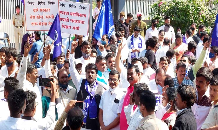 Pune News | By 'Repay', protest against the sale of wine in Super Market, Kirana Store News in Hindi