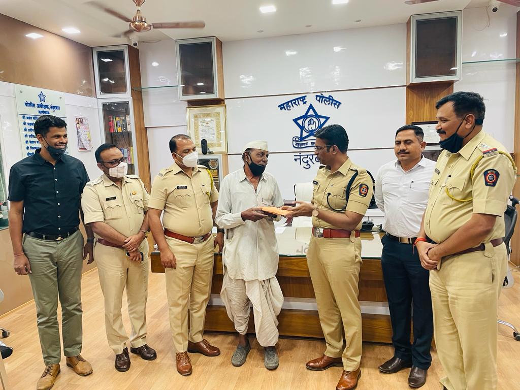 nandurbar-police-nandurbar-polices-hand-of-humanity-superintendent-of-police-p-r-patil-said-we-will-find-your-stolen-money-but