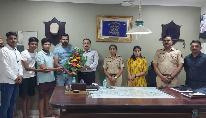 Pune Police Crime News | Youths playing cricket in Ghorpade Peth chased and caught the gold chain thief; Brave youth felicitated by ACP Satish Govekar, Sr PI Sangeeta Yadav