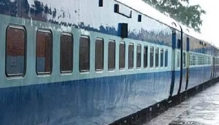Pune Crime News | Pune Faraskhana Police Station: Criminal run away from a running train; Incident in Howrah Duronto Express