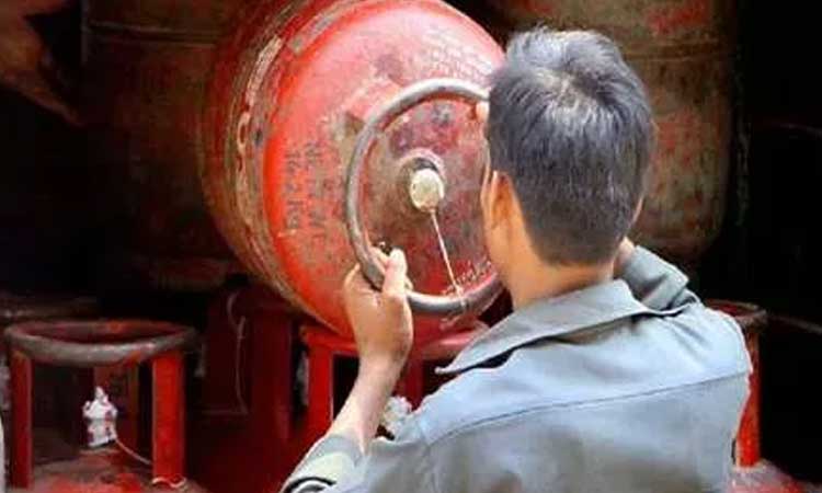 Pune Pimrpi Crime | Pimpri: Crime branch action against young man for illegal gas refilling