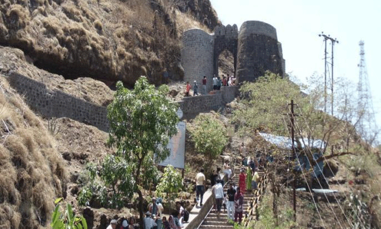 pune news public break rules of covid 19 on sinhagad fort