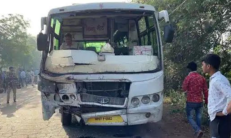Madhya Pradesh : 10 dead and 4 injured after a bus collided with an auto in Purani Chhawani area of Gwalior, earlier today.