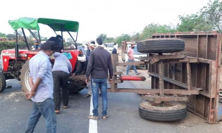 terrible accident amravati nagpur highway death two farmers