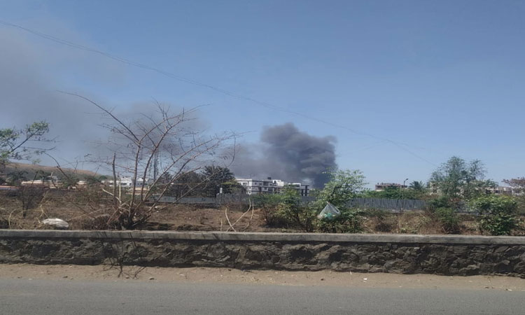Pune A huge fire broke out on the road of Abhinav College in Dhayari