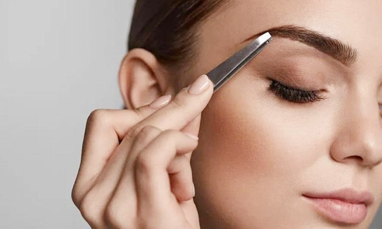 shape the eyebrows at home without thread