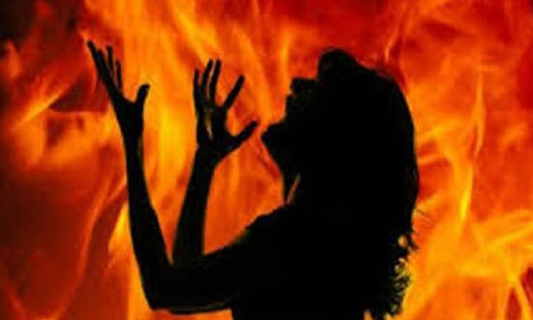 married women was set ablaze herself near police commissioner office pimpri chinchwad