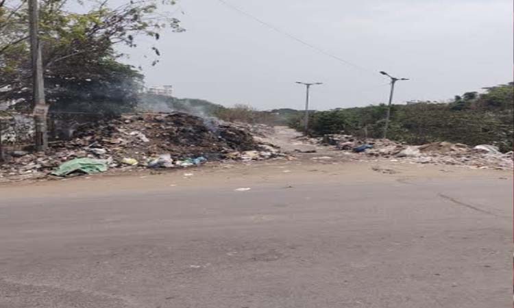 Pune News : The road closed due to the garbage of Lakshmi Colony canal