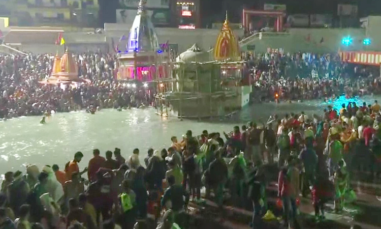 Uttarakhand: Thousands of devotees throng to Har Ki Pauri ghat in Haridwar to take a holy dip this morning on MahaShivaratri