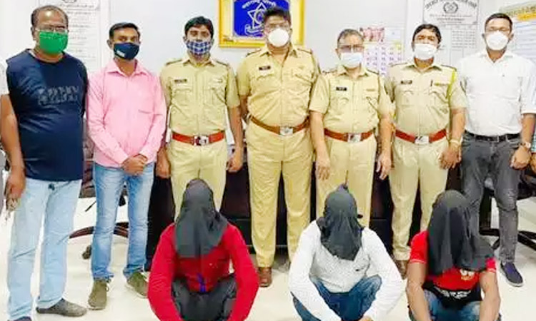 thane jewellery shop robbery three robbers arrested from mumbai airport