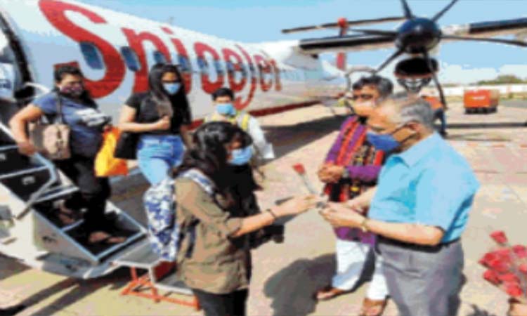 gwalior gwalior pune air service 29 passengers left and 46 arrived on the first day the mp gave flowers and said welcome
