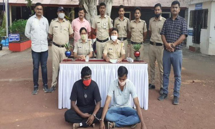 baramati police open honey trap both ladies and 2 suspended police were arrested