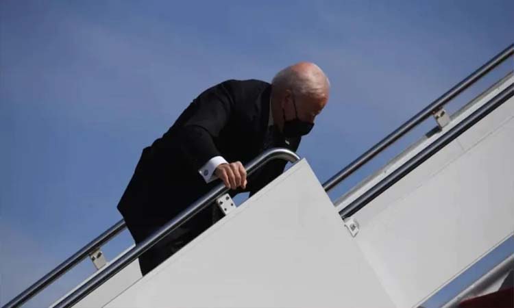 us president joe biden stumbled upon a staircase thrice while boarding air force one biden falling down video viral