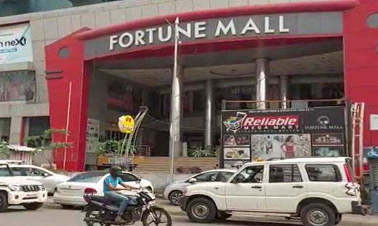 maharashtra news : police officer son found dead in fortune mall