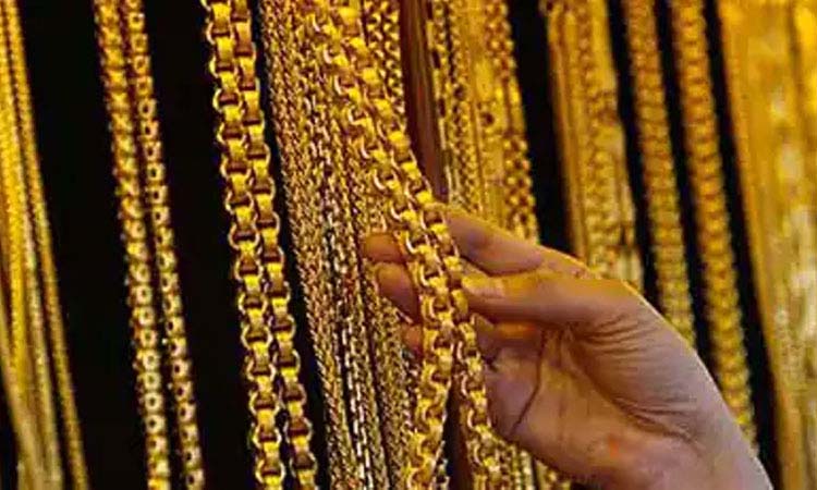 gold price fall around 12000 rupees from the peak in august 2020