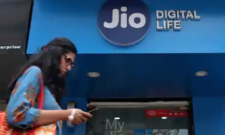 reliance jio gift to small businessmen jiobusiness to save money 10 times for connectivity and would help in increase business micro small medium businesses mukesh ambani special offer